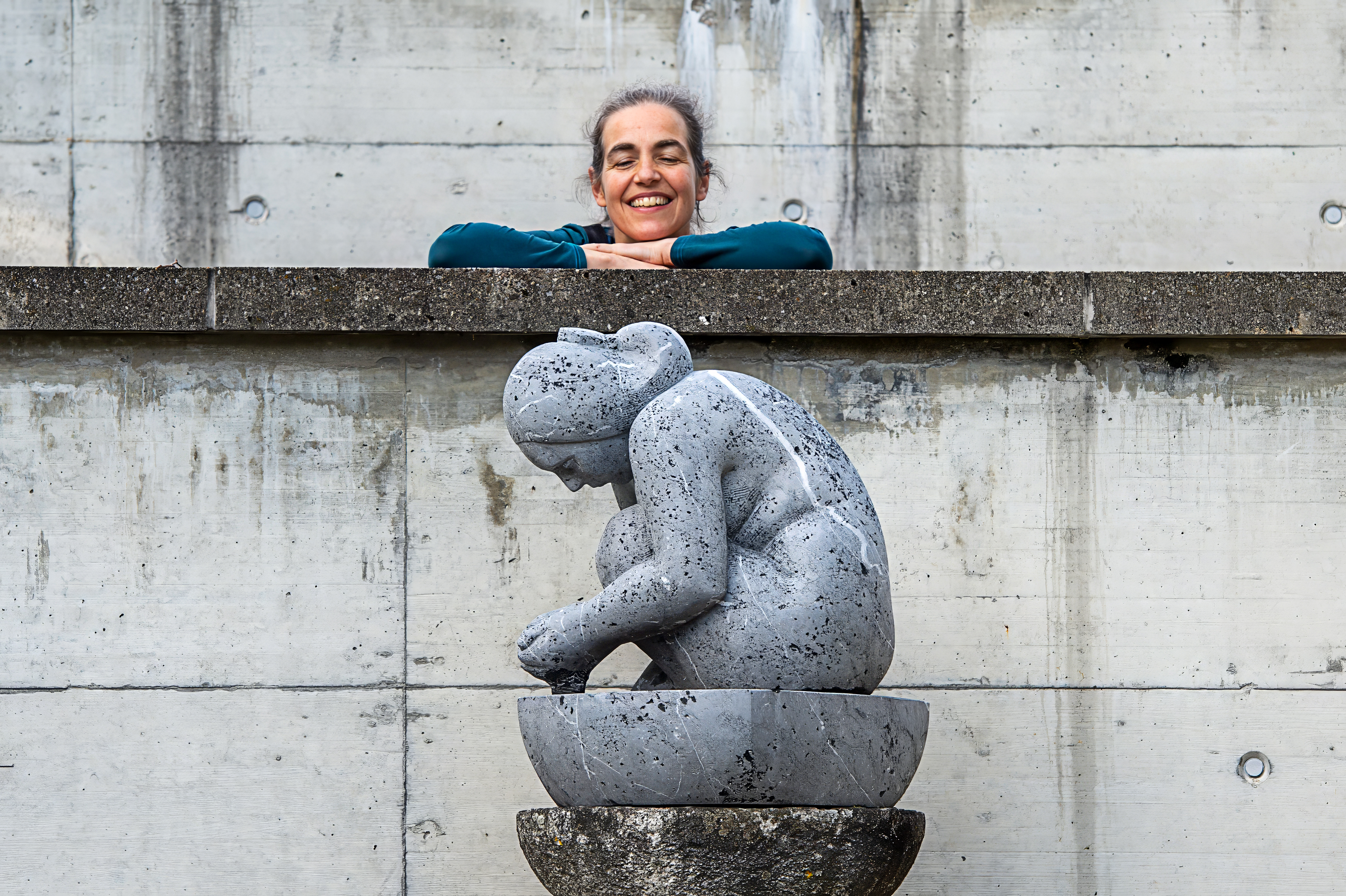 Künstlerin Lucia Strub mit dem Werk "Badende"