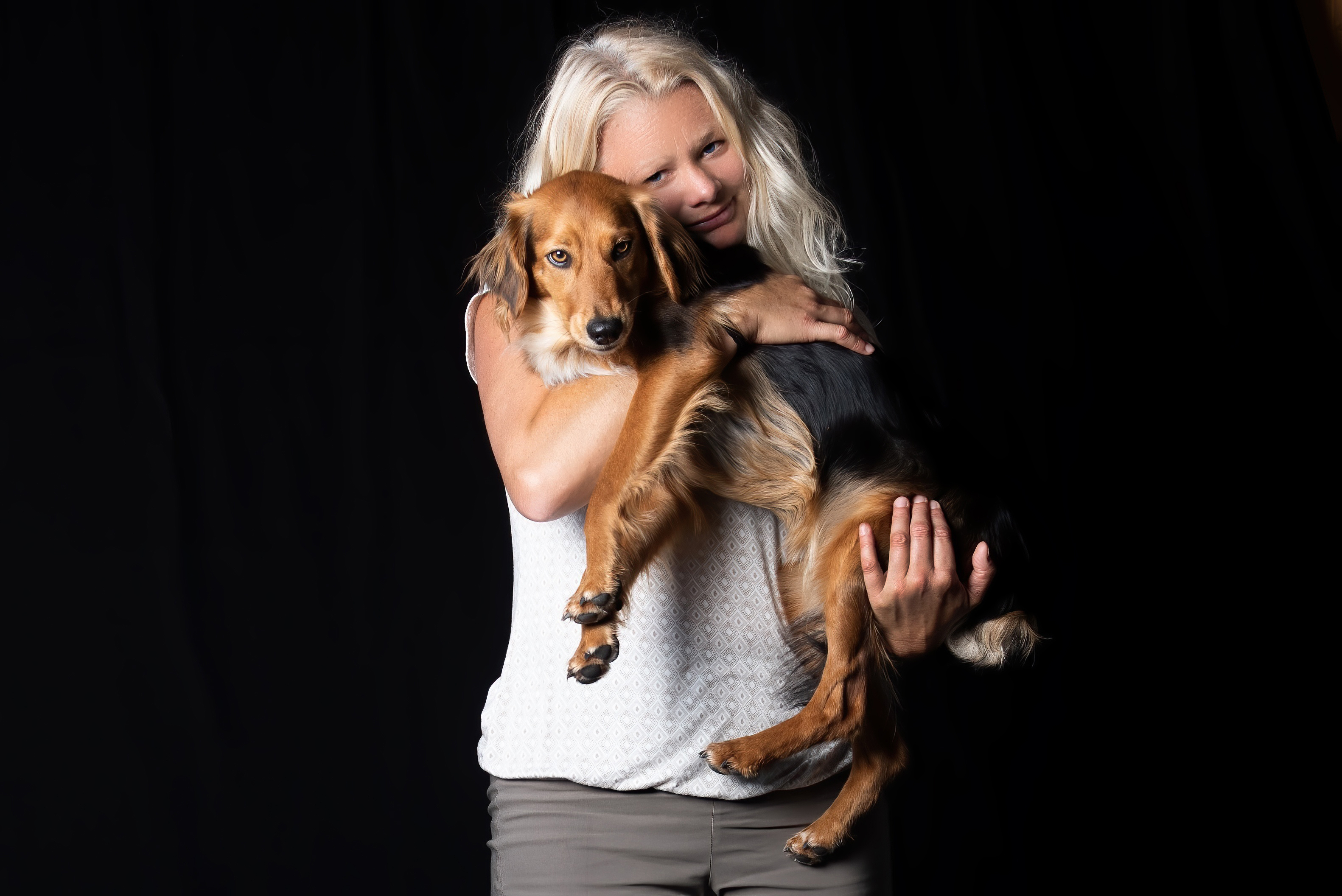 Porträt mit Hund im Arm.