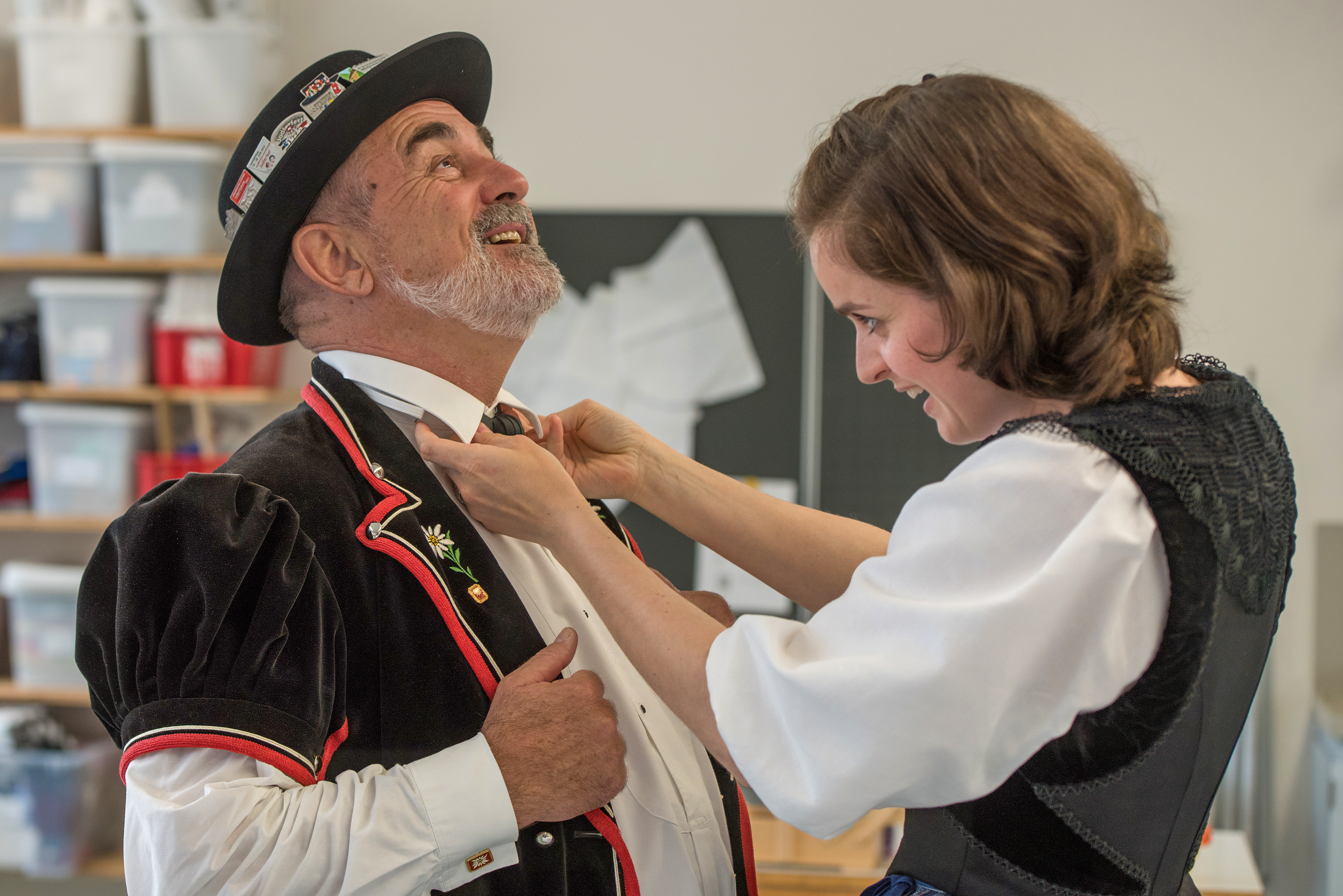 Der Knopf muss sitzen... – Event – Roland Peter